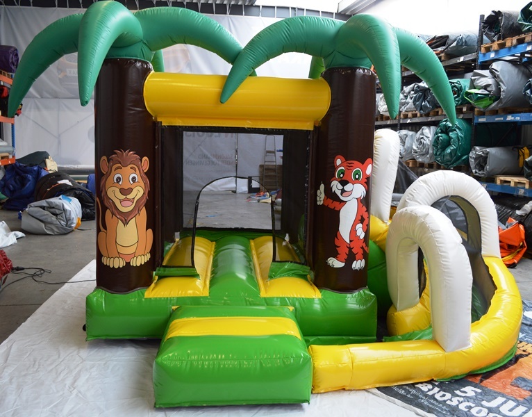 château jungle avec toboggan