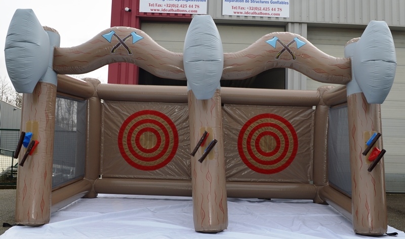 Le double lancer de haches gonflables